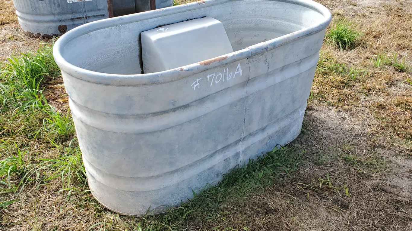(1) Small Metal Water Tank
