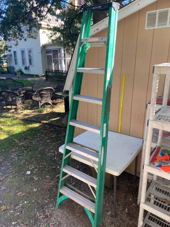 Werner FS208 8-ft Fiberglass Ladder, 225-lb Capacity