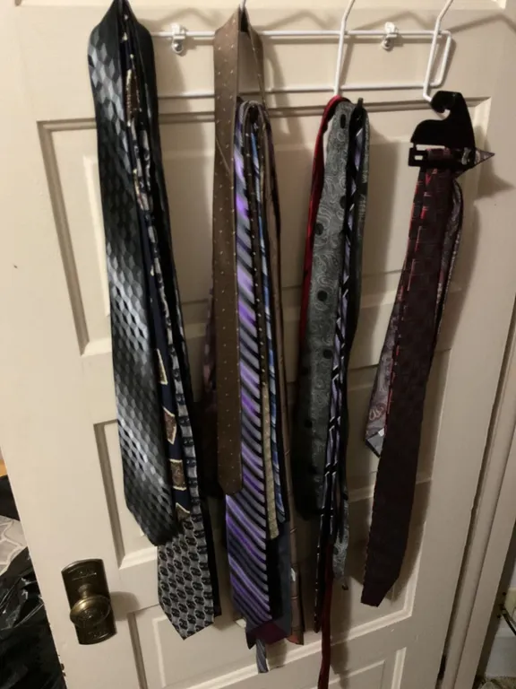Men’s Neck Ties in Various Patterns and Colors