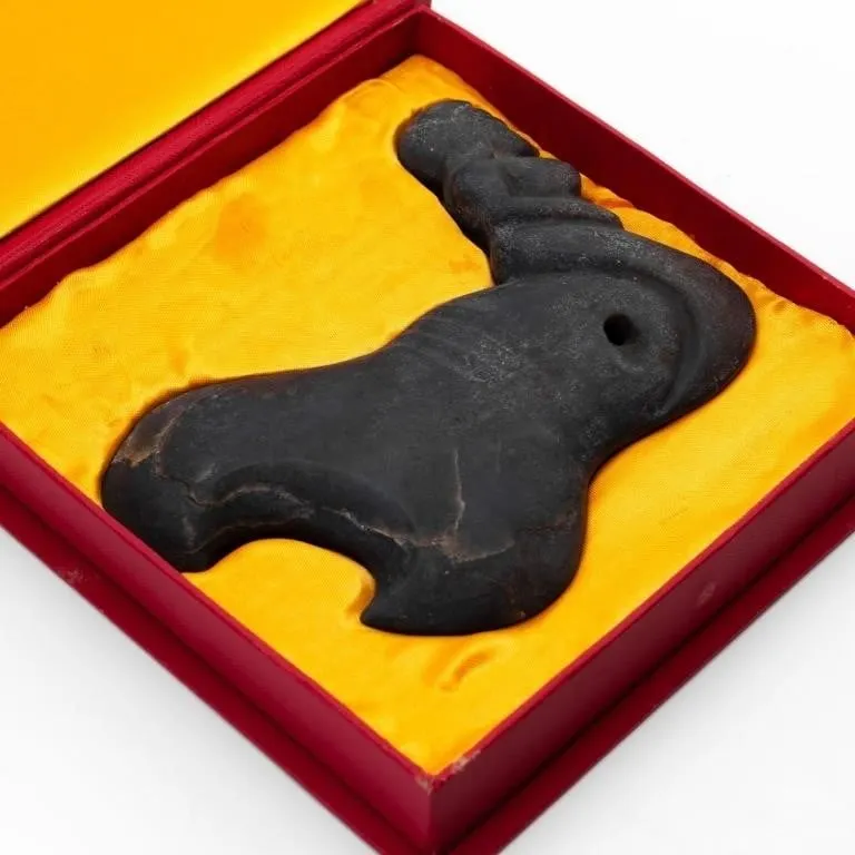 CHINESE ARCHAISTIC CARVED HARDSTONE PENDANT