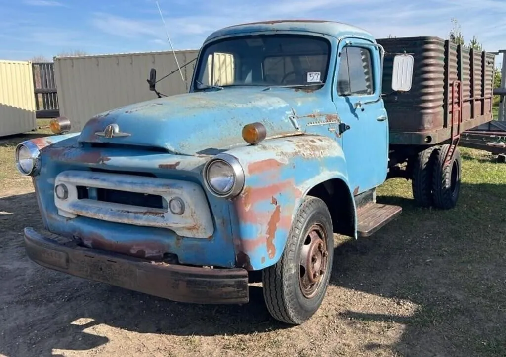 1957 International Model S-150 Single Axle Grain