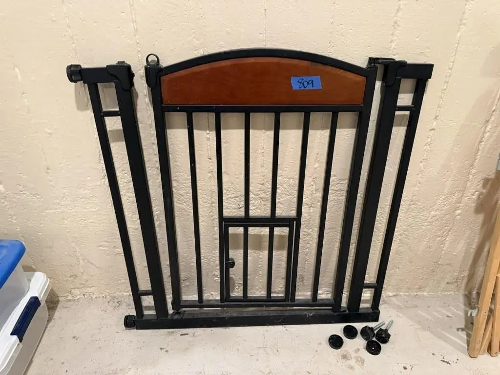 Metal swinging baby/pet gate