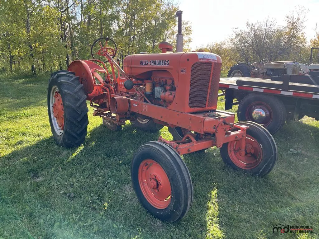 Allis-Chalmers Tractor w/ Extra Tire (Non-Runner)
UNRESERVED