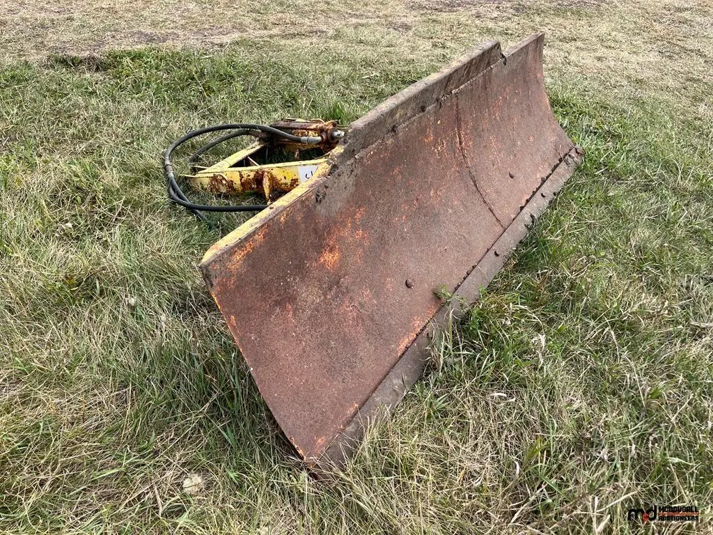 Hydraulic 3-Point Snow Blade
UNRESERVED