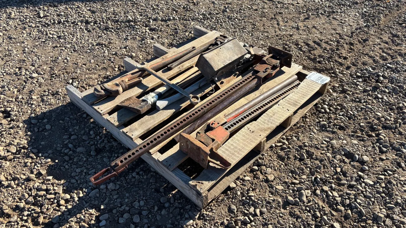 (2) Utility Jacks