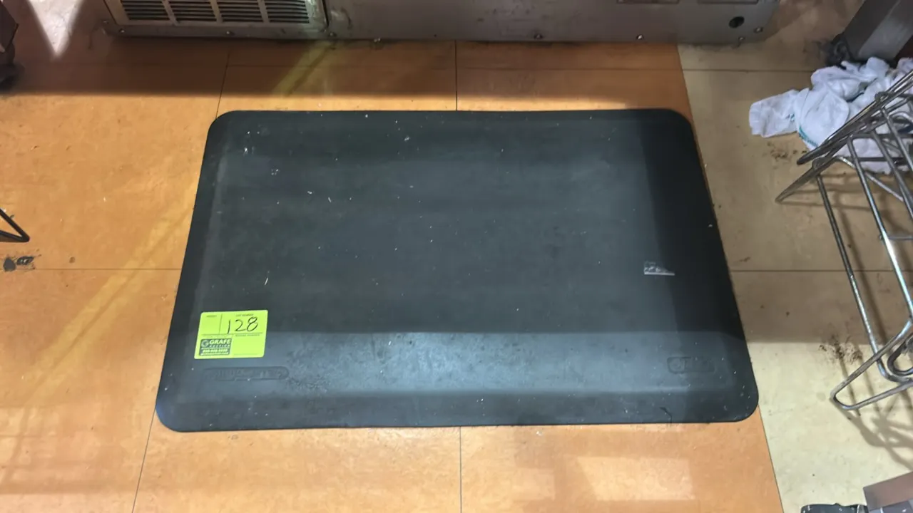 Cintas poly floor mat. Features beveled edges and black finish. 3'L.