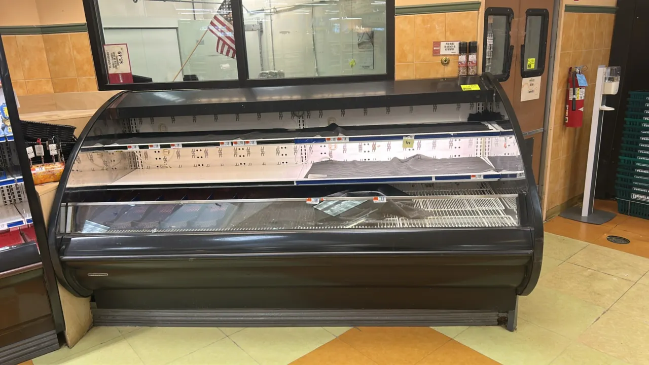 Hillphoenix O3UM8 remote 2-tier open refrigerated merchandising display case. Features solid shelving, bottom wire deck racks, and interior lighting.