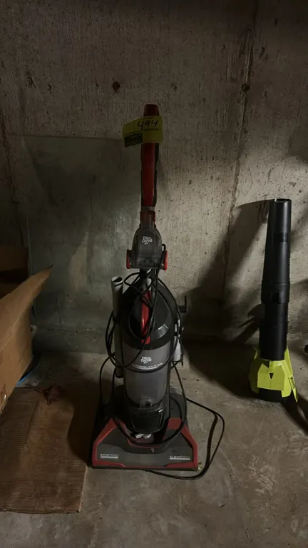 Dirt Devil Power Max XL bagless upright vacuum cleaner. Features SpinPro brushroll, clear dirt container, onboard stretch hose, and extension wand. Ba