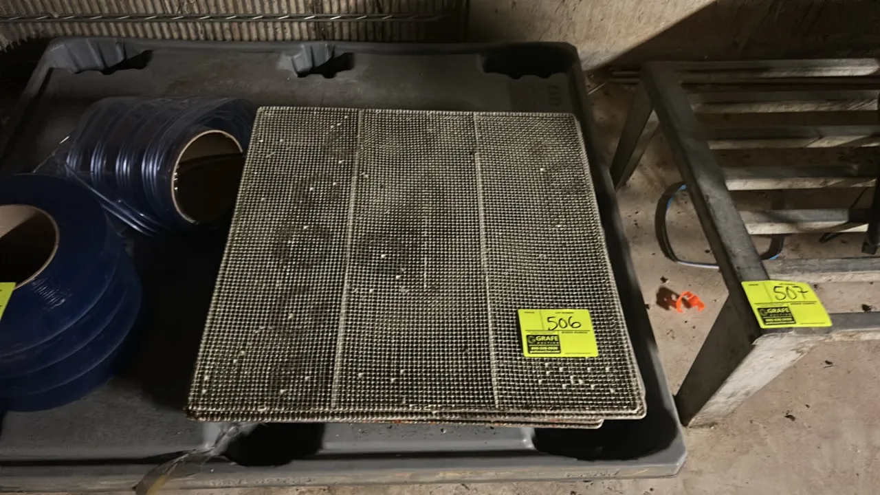 Stainless steel mesh frying screens. Features wire mesh construction with perimeter frame and cross-brace reinforcement. 23". Note: Pallet not include