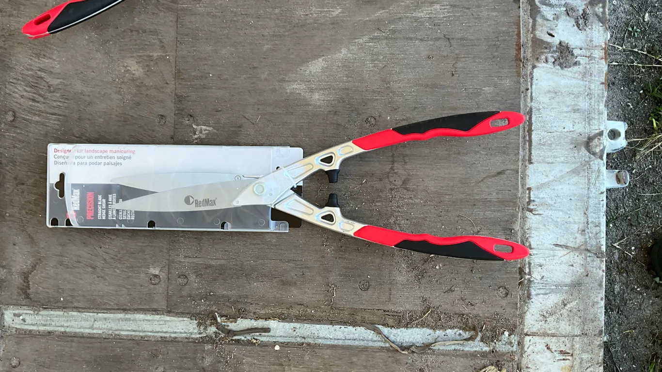 UNUSED REDMAX PRECISION 22” STRAIGHT BLADE HEDGE SHEAR