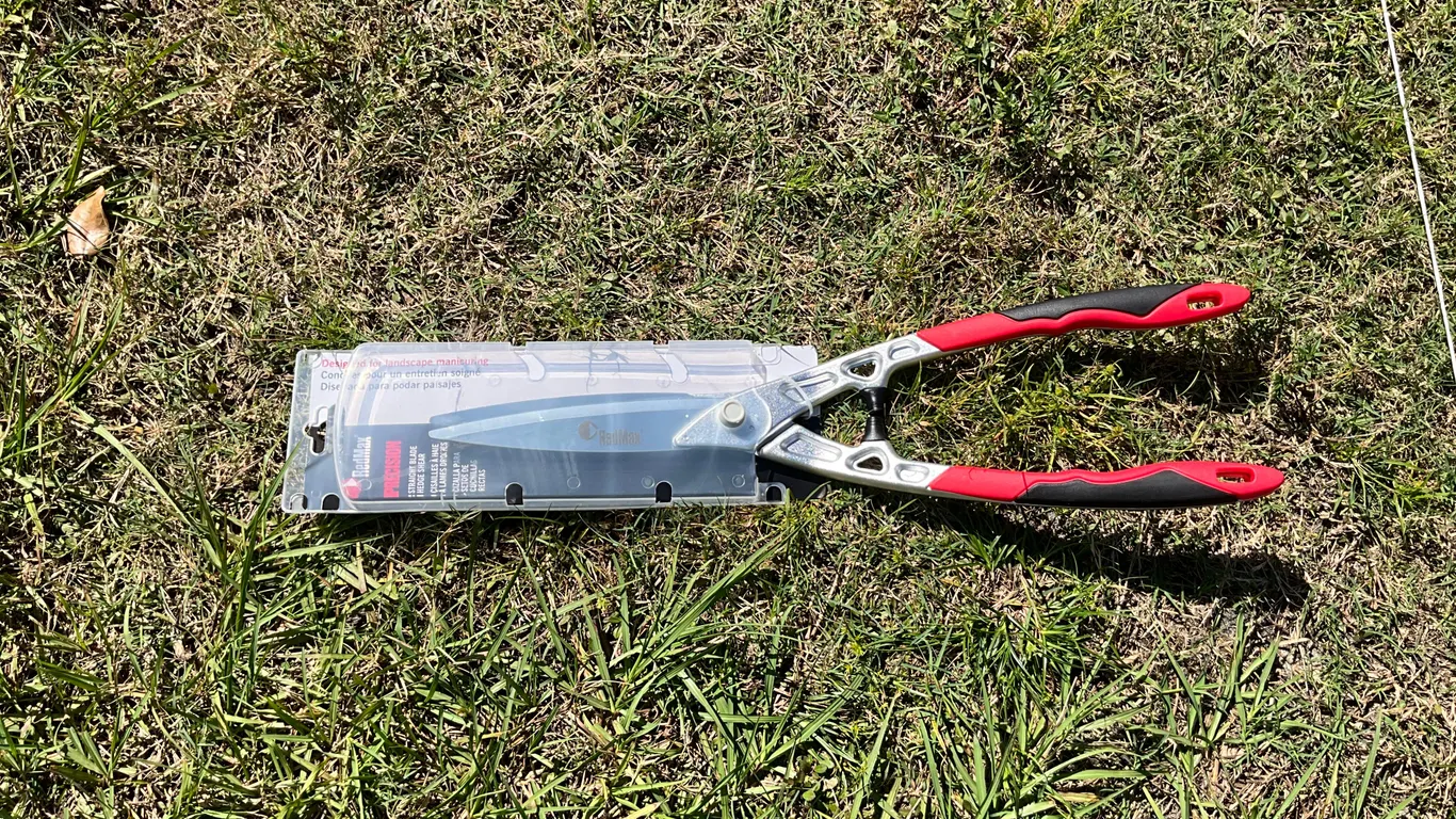 UNUSED REDMAX PRECISION 22” STRAIGHT BLADE HEDGE SHEAR