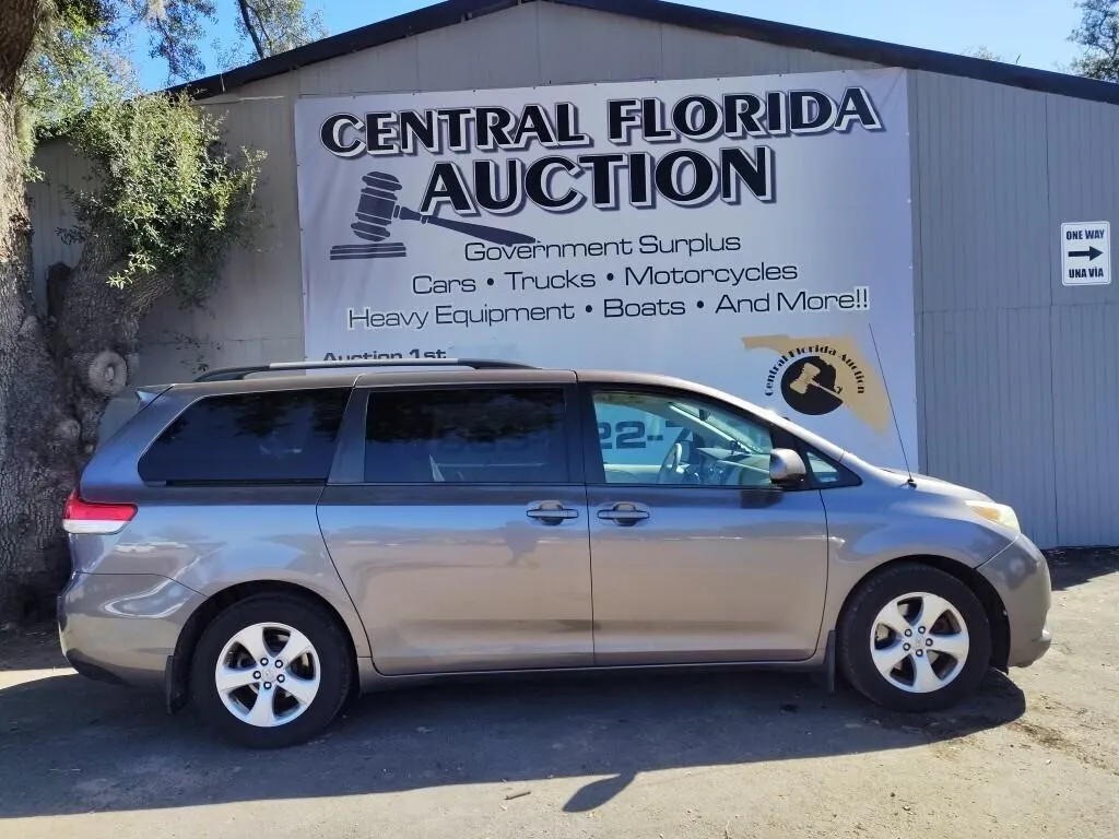 2014 Toyota Sienna RUNS/MOVES LE 7-Pass