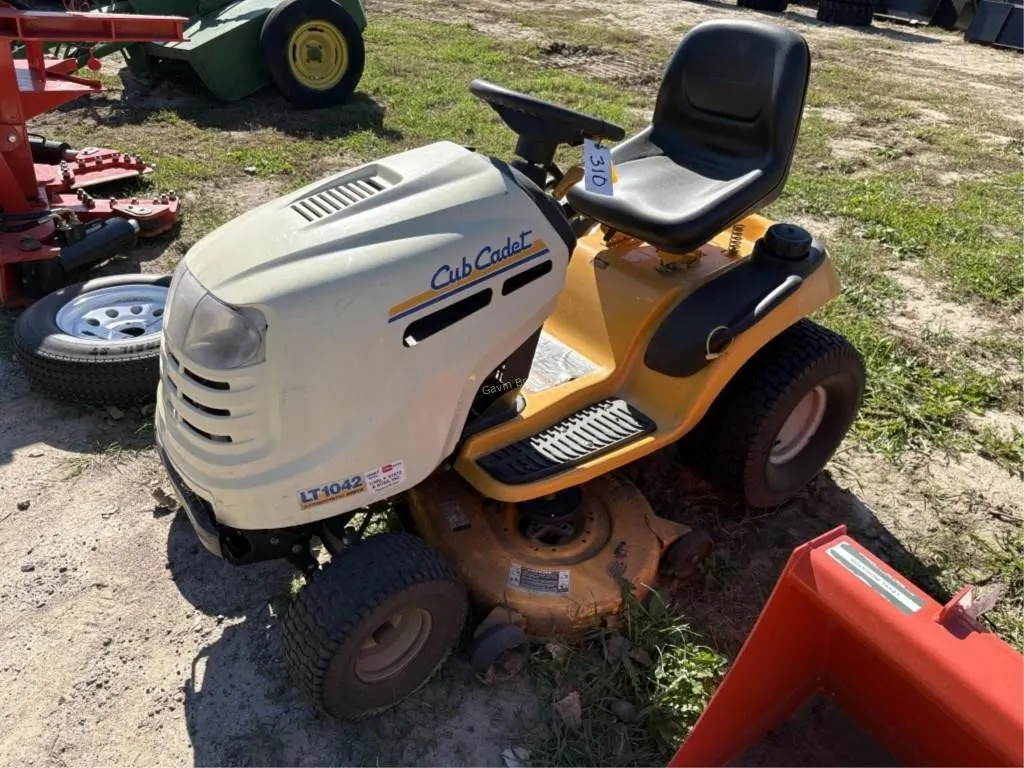 Cub Cadet LT1042 Riding Lawn Mower