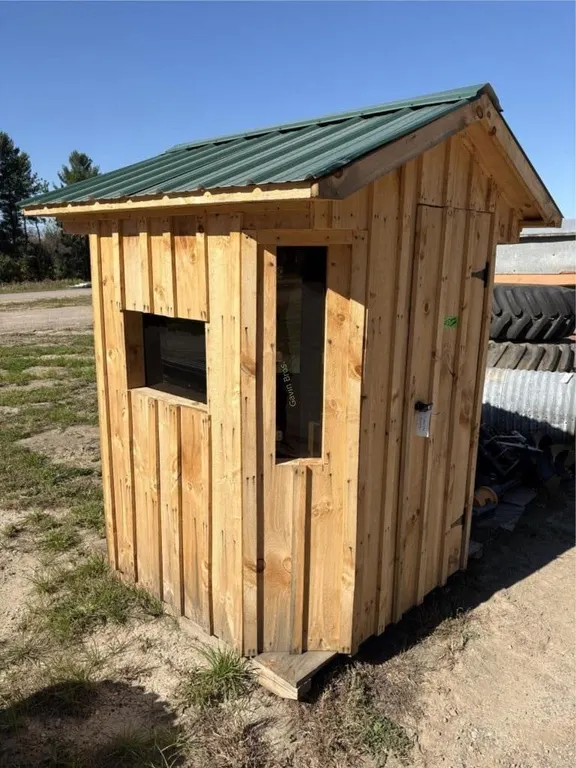 5' x 5' Enclosed Deer Stand w/windows