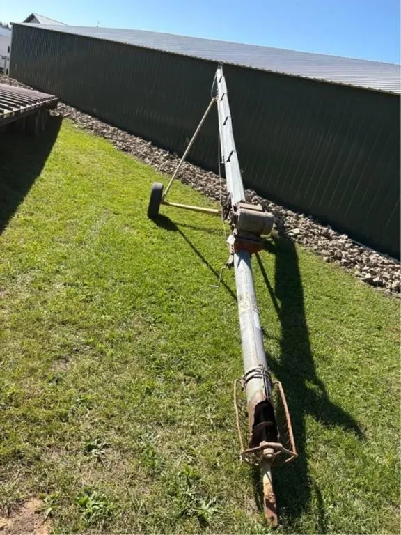 Hutchinson 6" 32' Auger on Trans