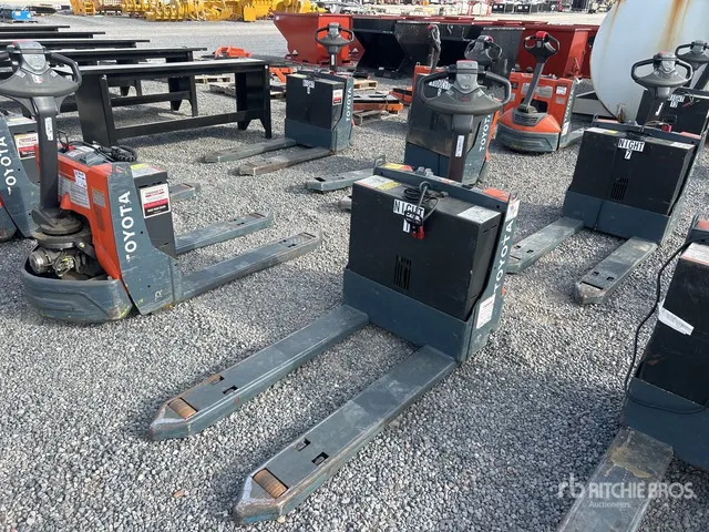 Toyota 8HBW23 4500 lb Electric Pallet Jack