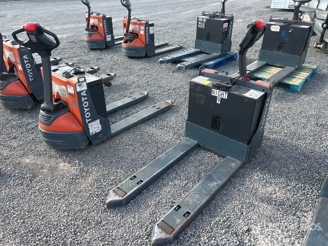 Toyota 8HBW23 4500 lb Electric Pallet Jack