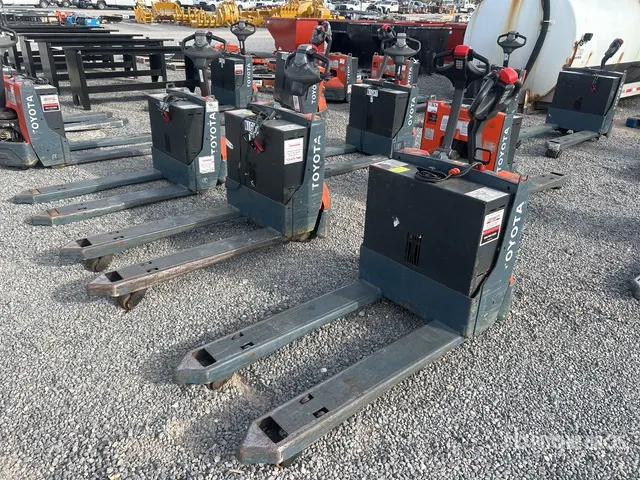 Toyota 8HBW23 4500 lb Electric Pallet Jack