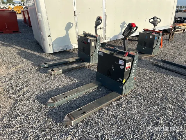 Toyota 8HBW23 4500 lb Electric Pallet Jack