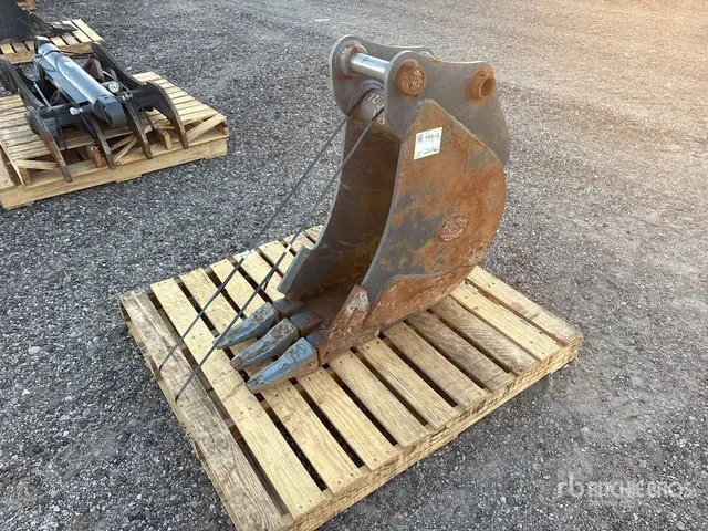 12 in Excavator Bucket - Fits Takeuchi TB290