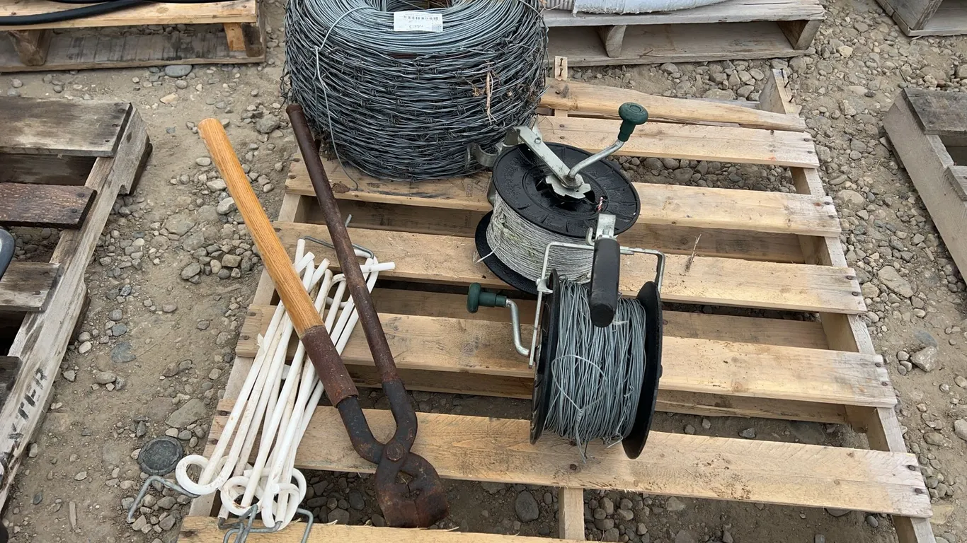 Rolls & Fence Wire & Hoof Trimmer