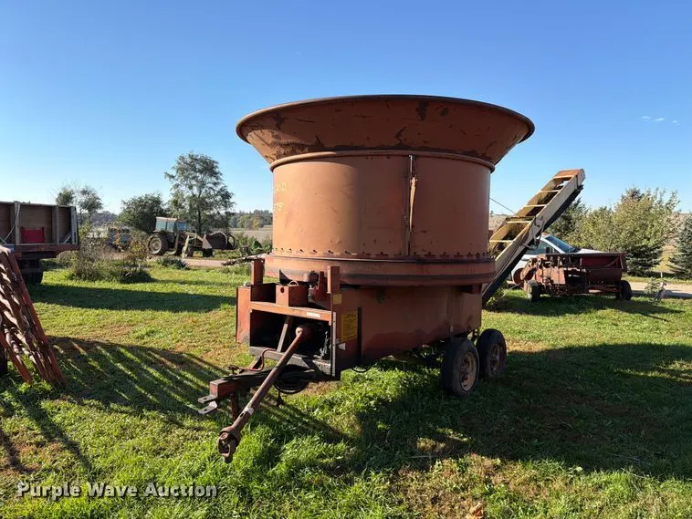 New Holland 379 bale processor