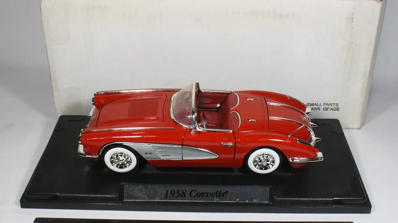 1958 CHEVROLET CORVETTE MODEL (DIE CAST)