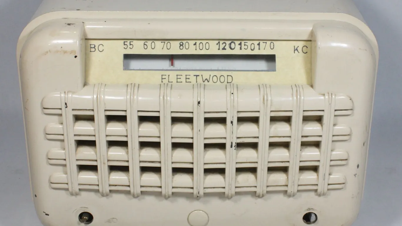 FLEETWOOD ANTIQUE RADIO