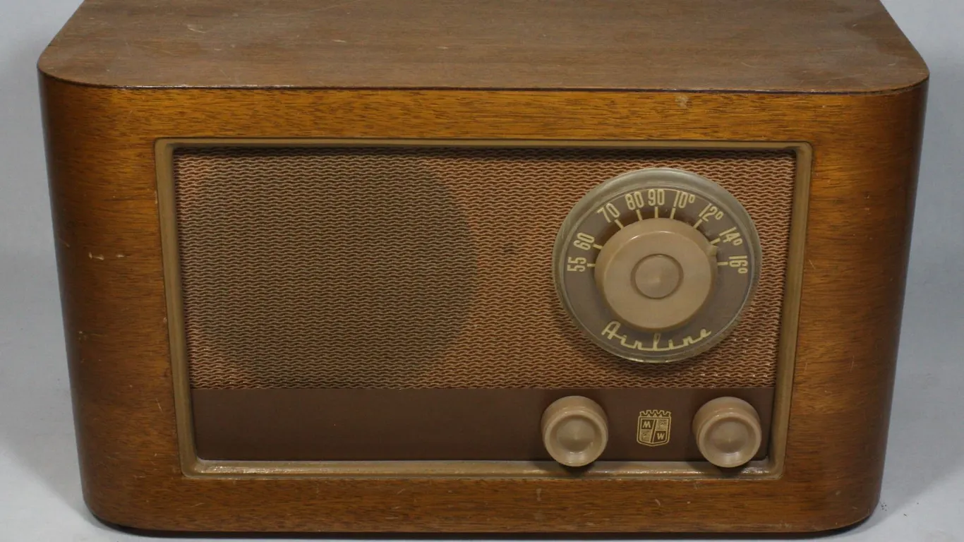 WARDS AIRLINE VINTAGE RADIO