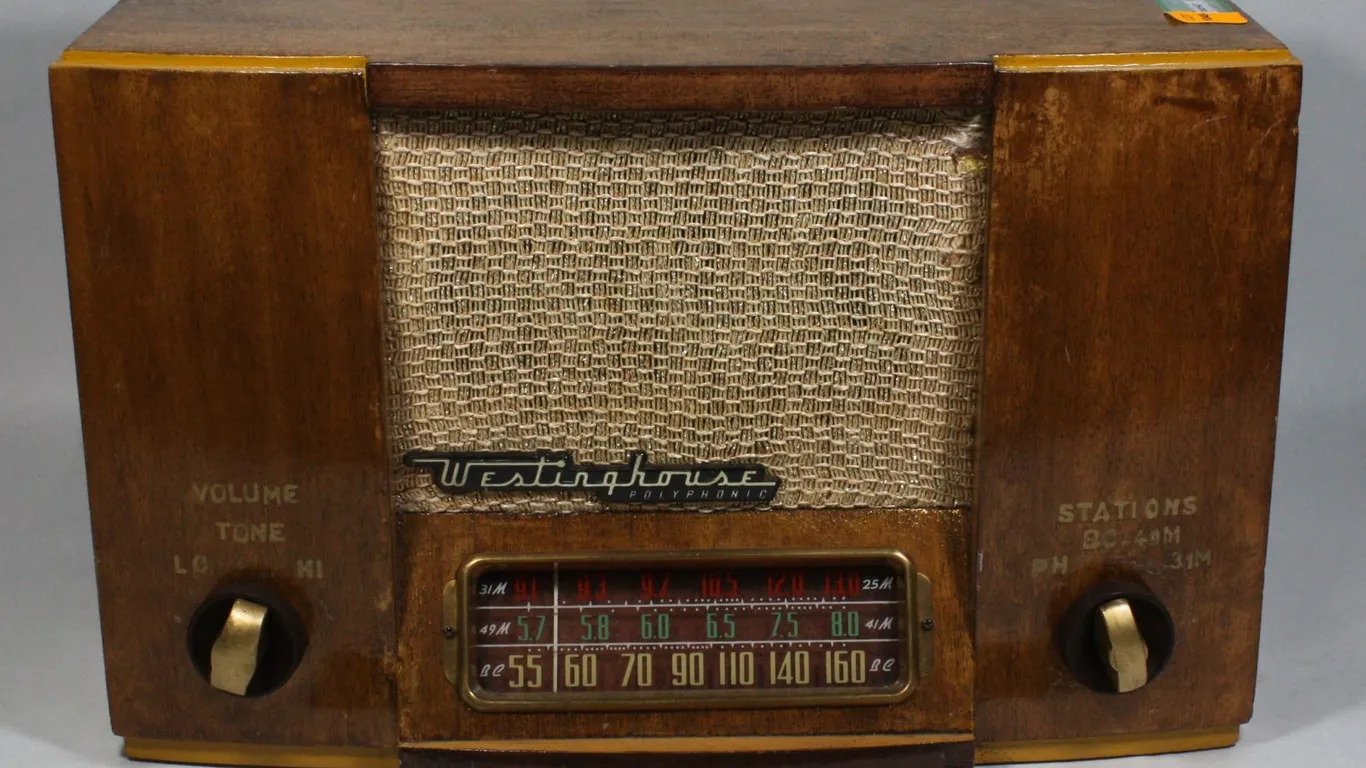 ANTIQUE WESTINGHOUSE POLYPHONIC RADIO