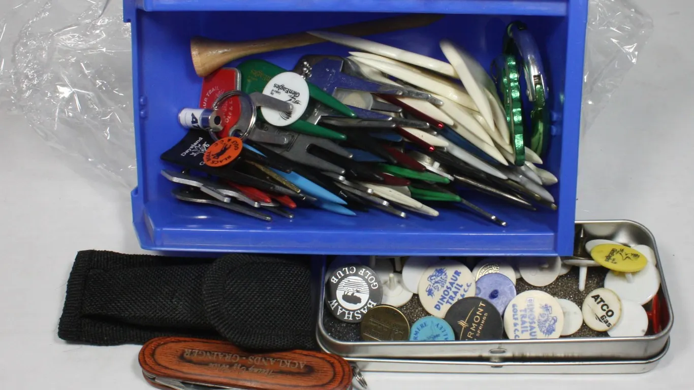 GOLF DIVOT REPAIR TOOLS AND MARKERS