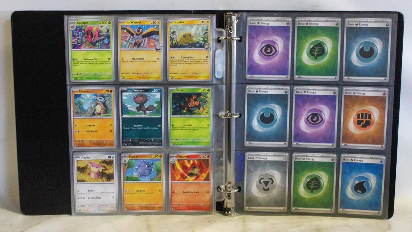 BINDER POKEMON CARDS