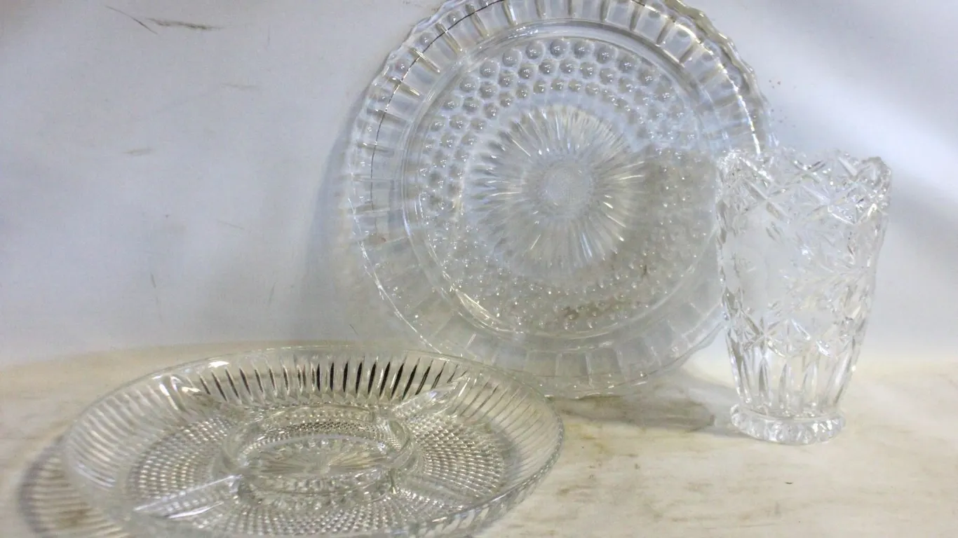 VINTAGE CLEAR PRESSED GLASS 3-FOOTED CAKE PLATE