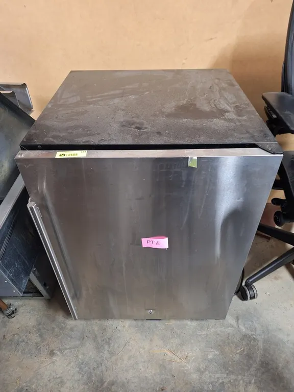 SS Undercounter Refrigerator, 23"x24"x34"