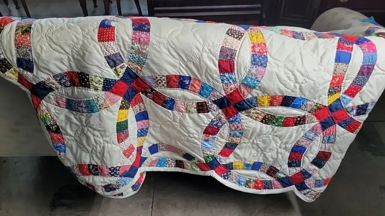 DOUBLE WEDDING RING PATCHWORK QUILT (96 x 84) stains