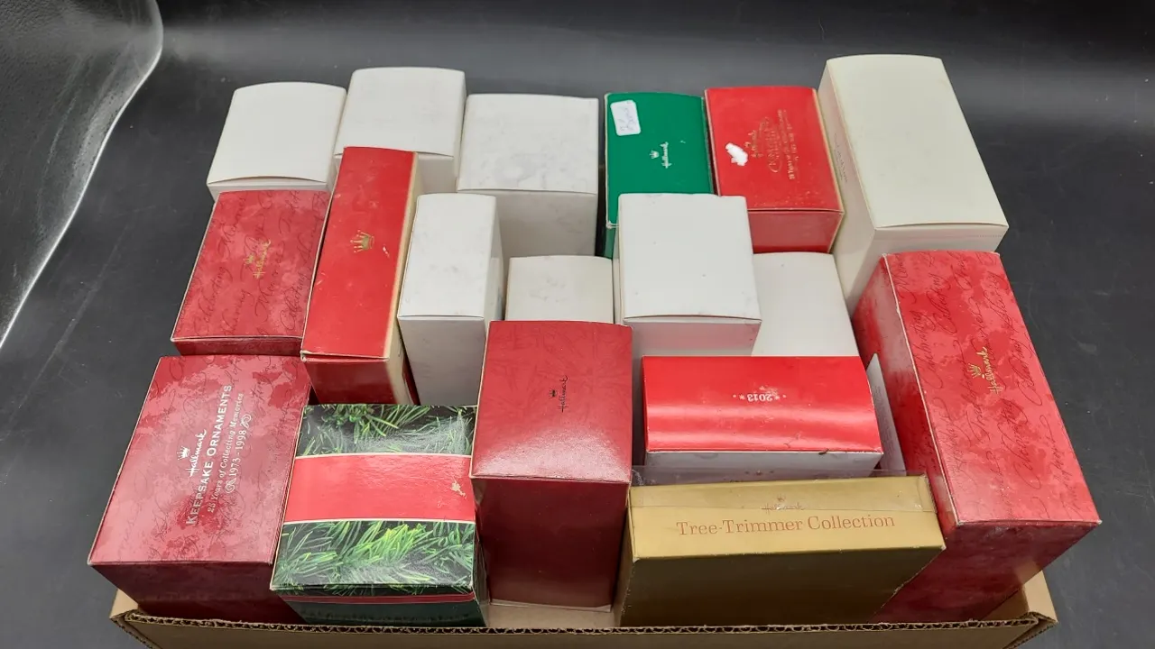 CHRISTMAS - HALLMARK ASSORTED ORNAMENTS