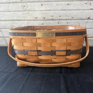 Longaberger 1992 Cake Basket with Riser