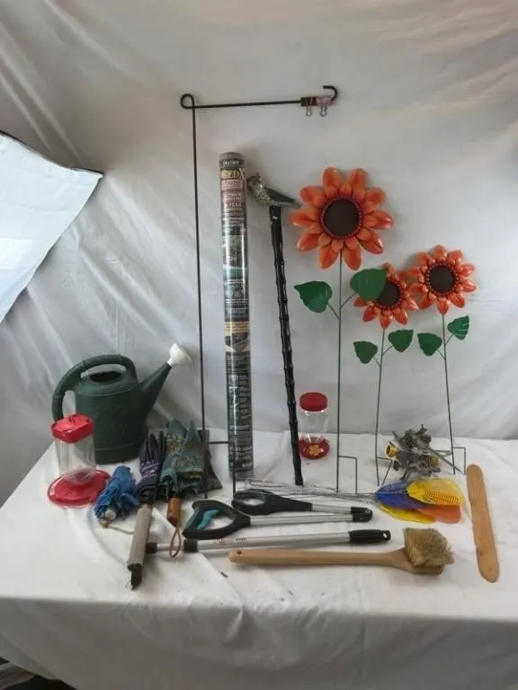 Mixed Garden Tools & Decor - Approx. 20pc