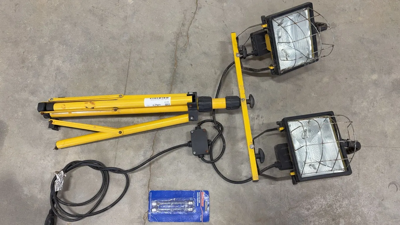 2 Light Tripod Stand W/Bulbs