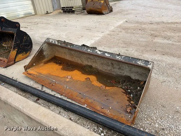 Caterpillar skid steer bucket