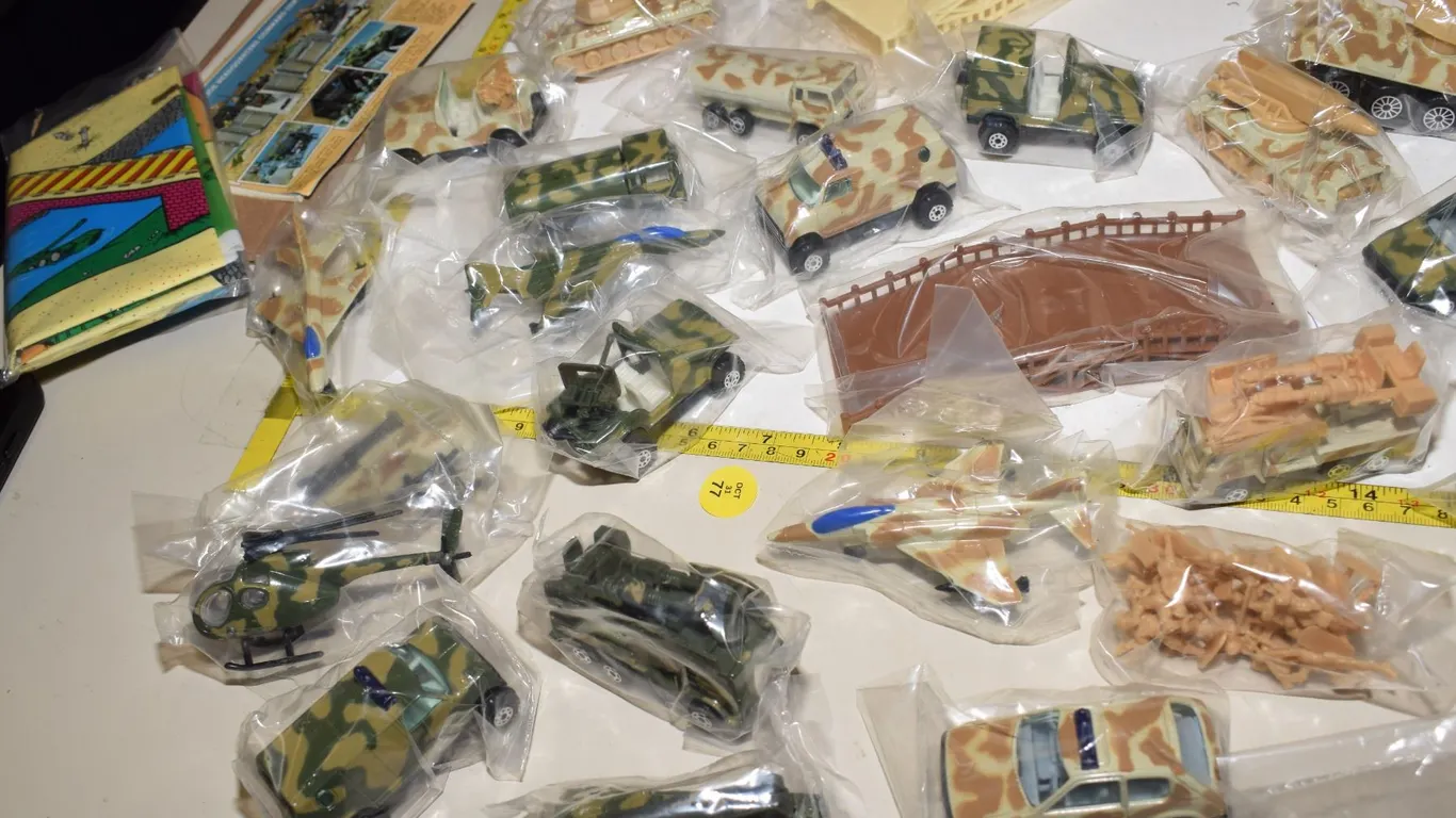 Army Toy Set w/ Lots of Vehicles - Some Diecast