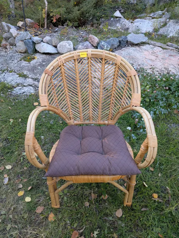 Very solid and comfortable vintage rattan/ bamboo fan-back armchair with detachable seat cushion.