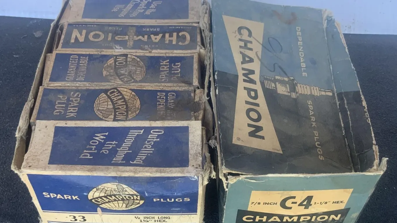 New Old Stock Champion Spark Plugs C4 (5). 33 (10)