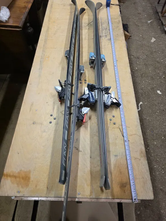 (2) Sets of Skis
