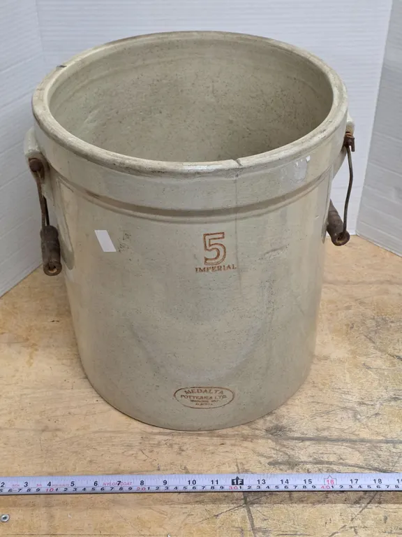 #5 Medalta Crock – Has Cracks