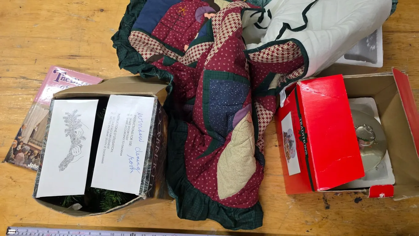 Christmas Lot – Tree Skirt, Snow Globe, etc.