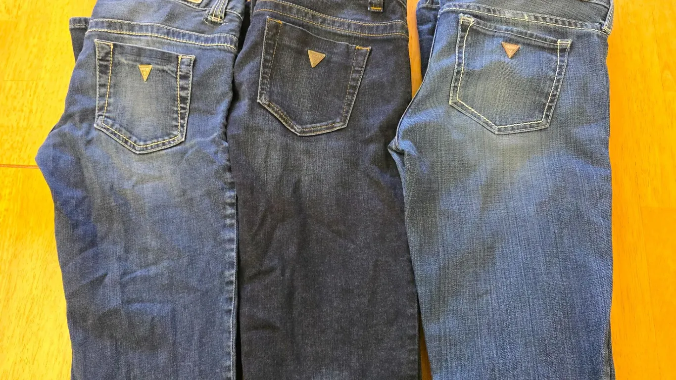 (3) Pairs Guess Ladies Jeans, Good Condition - Size 25