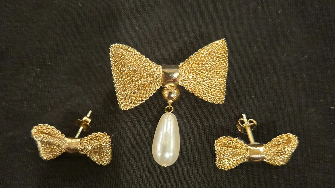 Vintage gold-tone mesh bow set of dangling pearl brooch and matching stud earrings.