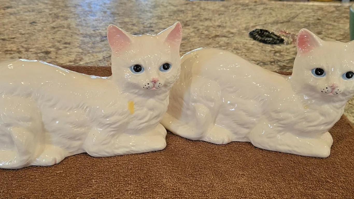 Pair of vintage white Persian cats, excellent condition. Approx 8x6". Produced by Homco - marked