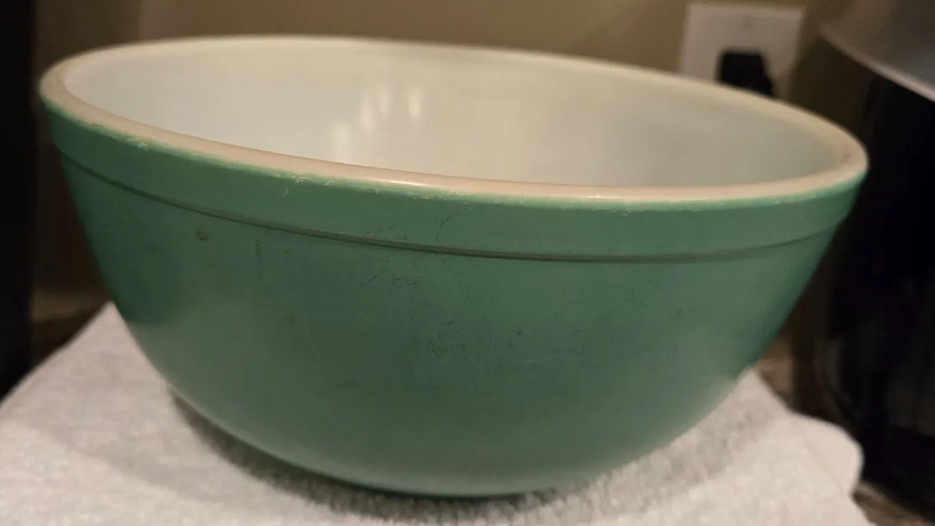 Vintage Pyrex Primary green #403 nesting mixing bowl. 2.5 qt. Capacity. 8.5" across